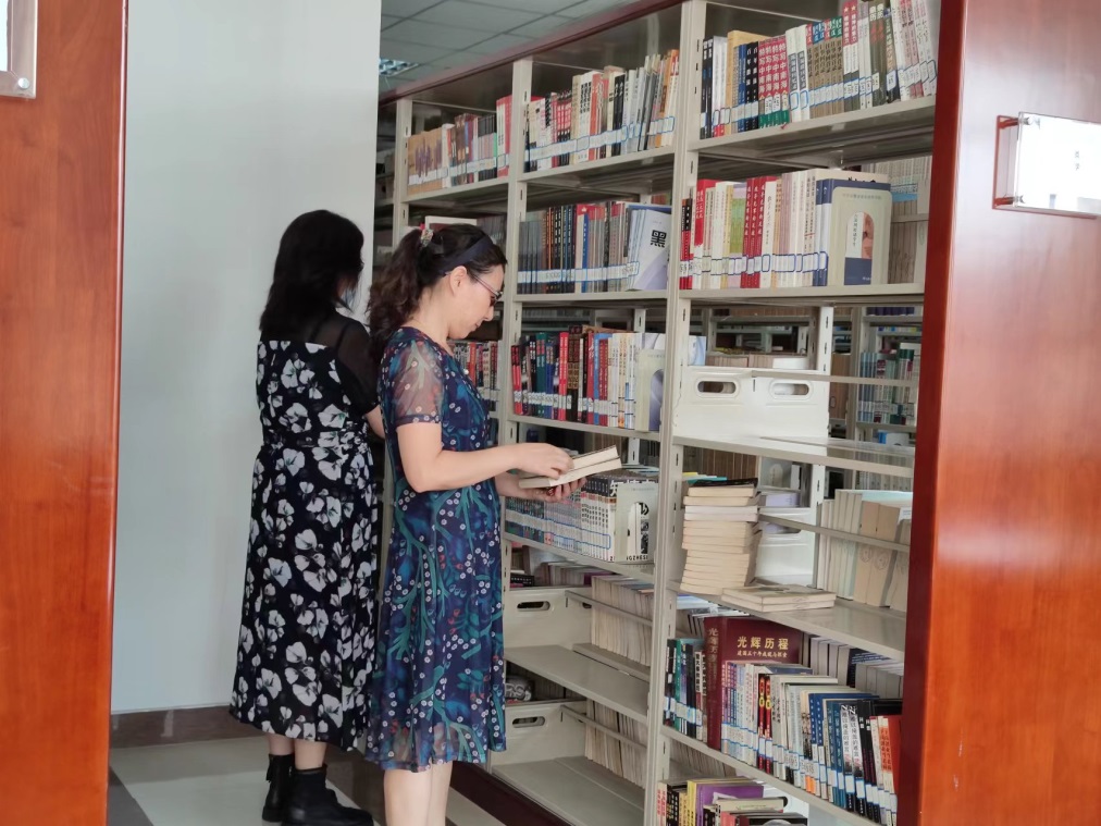 圖書和文化館開(kāi)展圖書清查工作-1